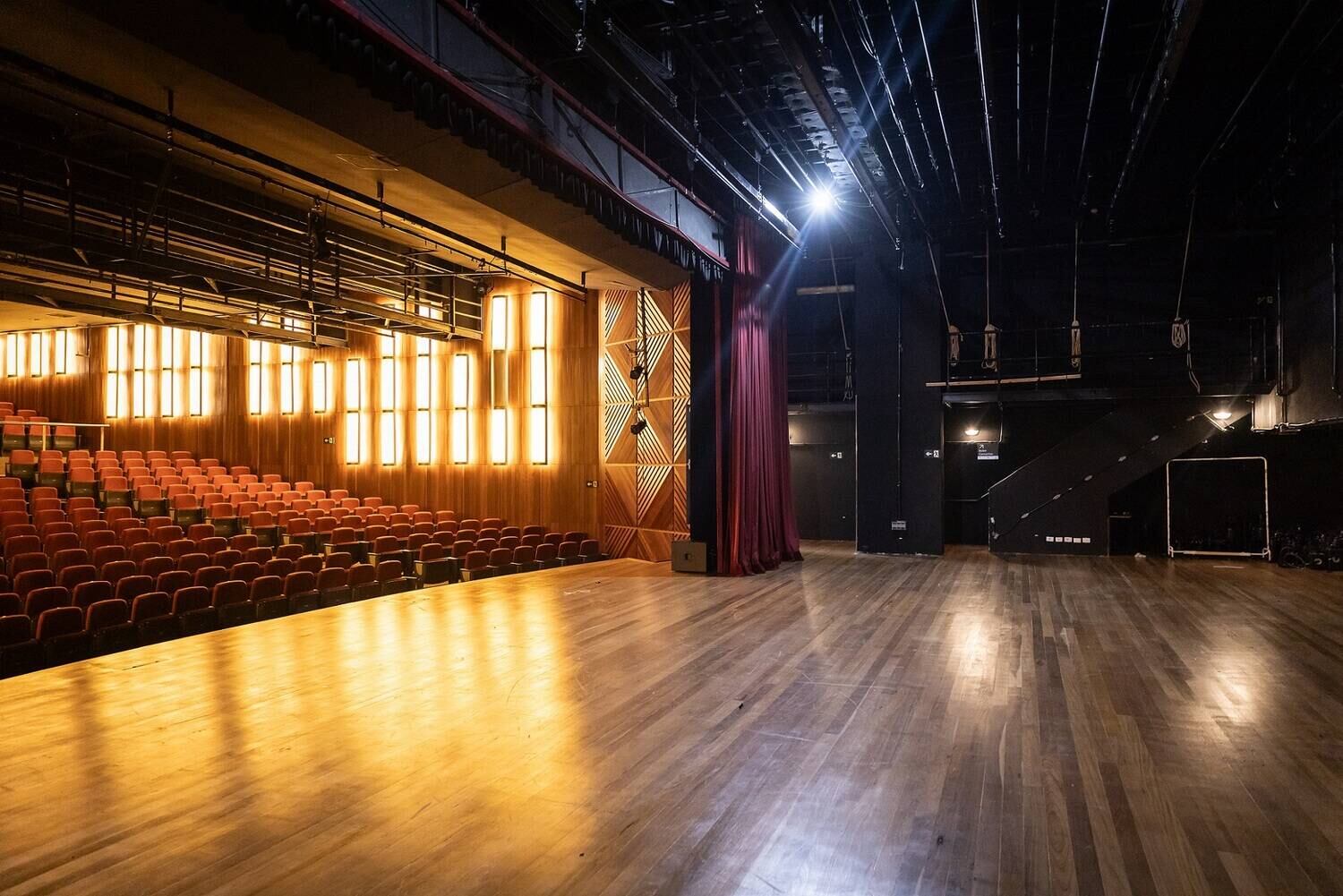 O Sesc 14 Bis também abriga o tradicional Teatro Raul Cortez, com plateia de 513 lugares. O espaço vai passar a incorporar em sua programação outras linguagens artísticas para além do teatro, como música, dança, circo e cinema