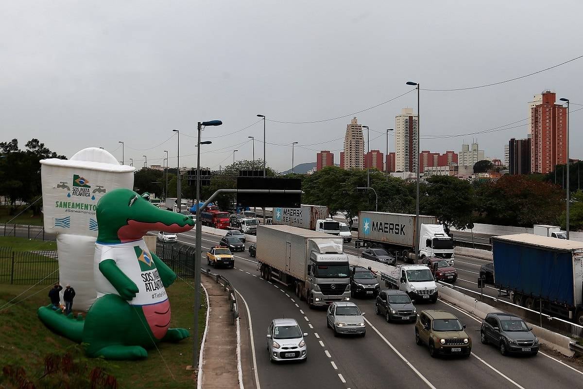 Ação da Fundação SOS Mata Atlântica
faz parte da celebração pelo Dia do Tietê. Instalado nesta quinta-feira (20), em
frente ao rio Tietê, na altura da Ponte da Casa Verde, o "Privadão" é um grande
vaso sanitário de 12 metros de altura que simboliza a ausência de instrumentos
eficazes de planejamento, gestão e governança da água, sobretudo a falta de
saneamento ambiental