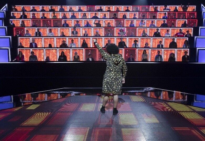 No programa Canta Comigo, exibido nas noites de quarta-feira na Record TV, artistas dos mais diferentes estilos — em performances individuais ou em grupo — precisam soltar a voz para impressionar e empolgar 100 exigentes jurados que compõem um dos maiores painéis já vistos na TV mundial. Se eles gostarem da apresentação, podem se levantar e cantar junto com o competidor. Muito talento e emoção em busca de um prêmio de R$ 300 mil. Conheça os jurados!