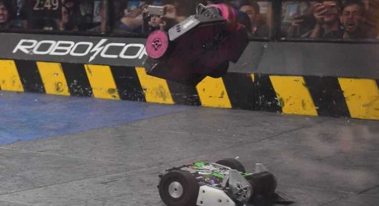 Duelo entre robôs na principal arena de combate da Campus Party 2023