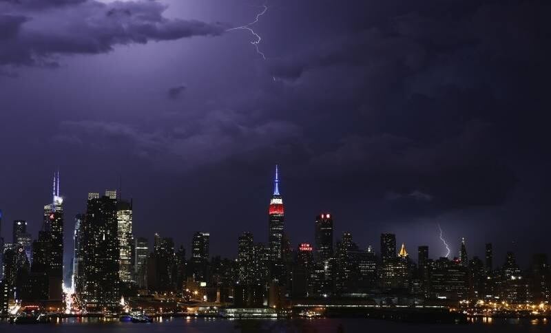 Feriado nacional de 4 de Julho, nos Estados Unidos, começa com fortes chuvas, ventos e furacões. Em Nova York, uma tempestade de verão chegou à cidade durante a noite de quinta para
sexta-feira