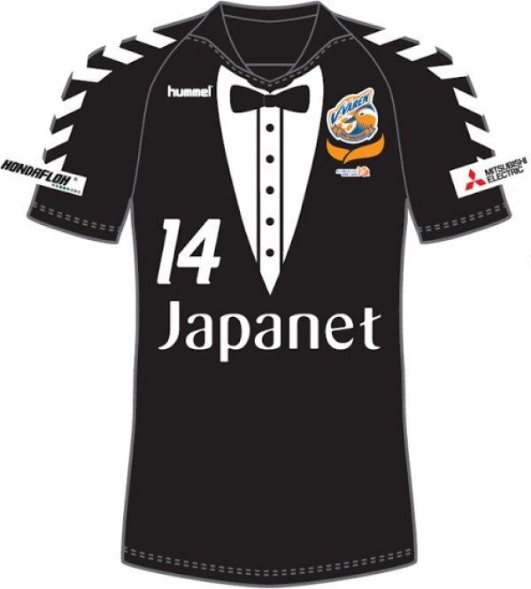 Já imaginou o seu time do coração usando um uniforme que mais parece um smoking de festa de gala? Aqui no Brasil, pelo menos, seria algo pra lá de estranho, mas não no Japão. O V-Varen Nagasaki, time da segunda divisão do futebol
japonês, reproduziu o traje na risca para celebrar seus 10 anos de existência com muito classe dentro de campo. Confeccionado pela Hummel, fornecedora de material esportivo da equipe, a nova camisa terá um design pra lá de diferente, totalmente preto na parte da frente, com o
desenho de um smoking, com direito até a gravata borboleta, numeração e escudo do clube

Experimente grátis: todos os programas da Record na íntegra no R7 Play
