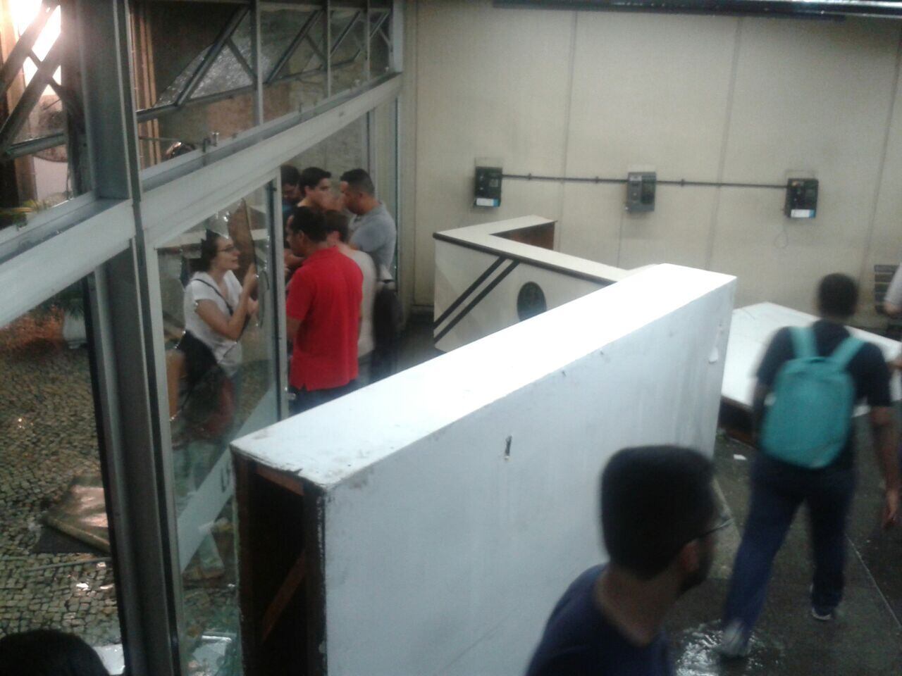 Houve depredação, também, de móveis da universidade como forma de protesto à repressão