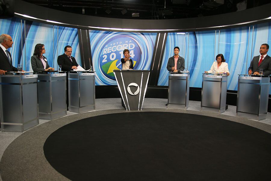Os seis candidatos que disputam as eleições para o governo do Estado participam do debate da Record Bahia, em Salvador. Lídice da Matta (PSB), Marcos Mendes (PSOL), Paulo Souto (DEM), Renata Mallet (PSTU), Rogério Tadeu Da Luz (PRTB) e Rui Costa (PT) apresentam propostas e respondem perguntas