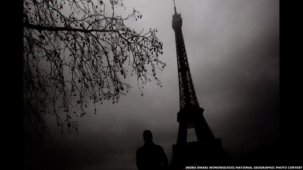 "Um sombrio dia de inverno acabou sendo uma vantagem para criar esse clima estranho em torno da Torre Eiffel", diz Indra Swari Wonowidjojo