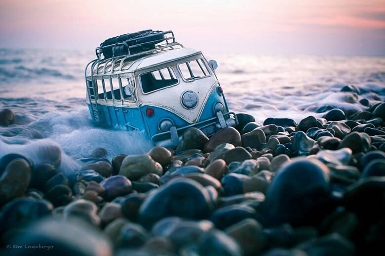 A fotógrafa suíça Kim Leuenberger tem um hobby curioso: captura com suas lentes miniaturas de carros clássicos em cenários urbanos e selvagens. Na série Traveling Cars Adventures, os carrinhos e motos — como a Vespa e os VW Fusca e Kombi — aparecem em lugares comuns e inesperados, sempre em primeiro plano, em uma perspectiva realista, que os aproxima de um veículo de verdade. Confira a seguir a fabulosa série de imagens de Kim Leuenberger