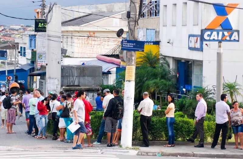 A Caixa Econômica Federal decidiu antecipar o pagamento das contas inativas para os trabalhadores que têm direito à grana e nasceram em março, abril e junho. Os resgates podem ser feitos a partir deste sábado (8)