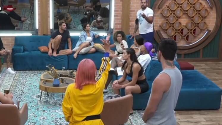 Estressada, Valentina Francavilla já deu o recado para quem pretendia votar nela por causa de suas amizades na sede. Os participantes ficaram incomodados com os comentários e retrucaram. MC Gui e Bil Araújo inflamaram a discussão!