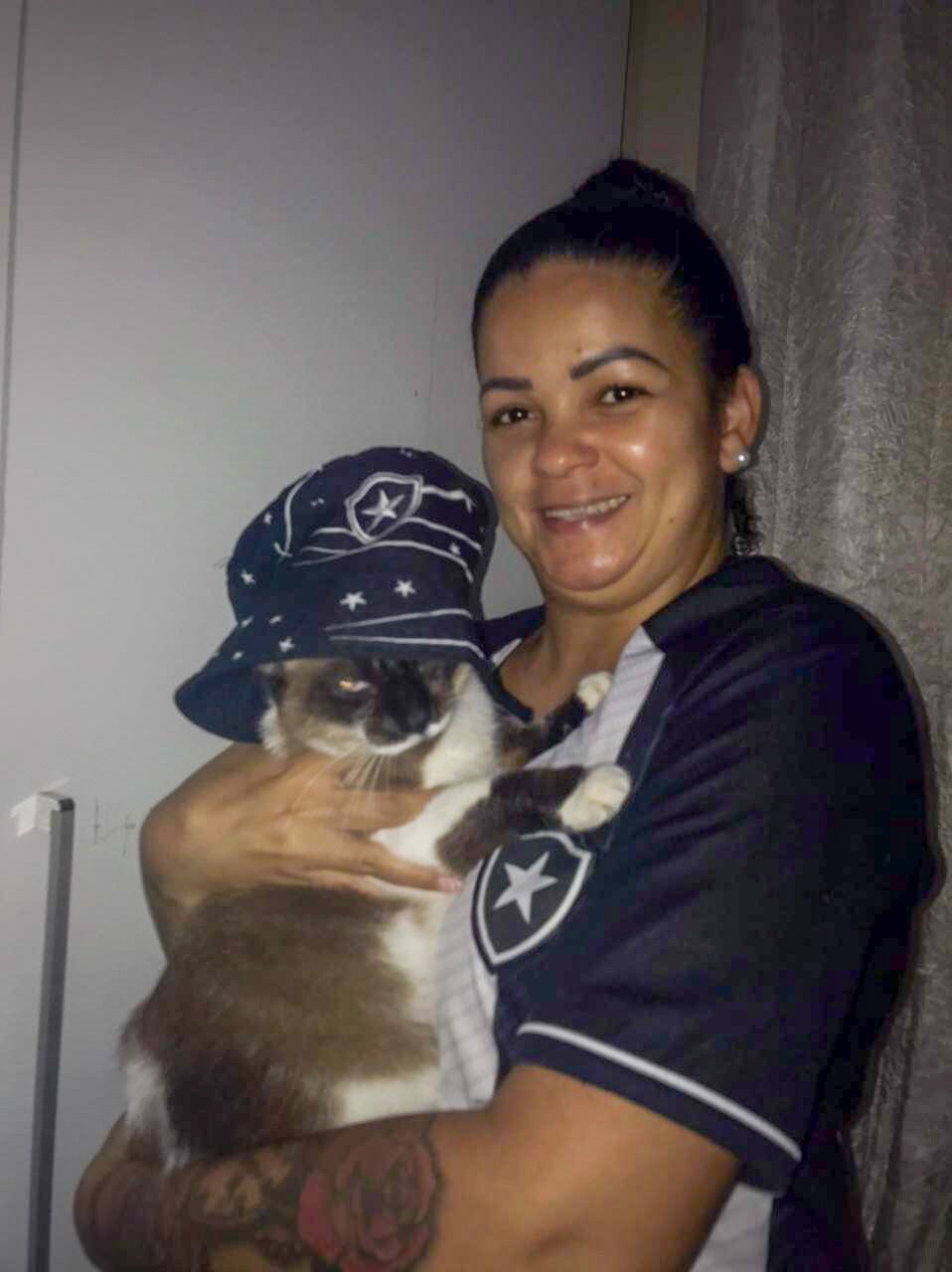 Após exames de ultrassom, foi constatado que os filhotes estavam todos mortos dentro da gatinha, que é portadora de FIV e FeLV — vírus que induz à formação de tumores nos gatos. "A veterinária me orientou a fazer o exame para ver se os gatinhos estavam bem, porque quando a mãe tem FIV e FeLV positivo, geralmente o feto não sobrevive até o final da gestação. Nisso, vimos que todos estavam mortos dentro dela há quase um mês. A Esperança não deu sinal de infecção, nem mal-estar, ela agia de forma normal com os filhotes mortos na barriga", diz Fabiana.
A felina botafoguense jamais deixou a esperança morrer e, após passar por uma cesariana para remover todos os fetos, vive uma vida saudável, sem apresentar sintomas da doença. "Ter um animal, independentemente de qual seja, acho que ajuda a gente a se sentir um ser humano melhor, principalmente quando é gato, já que eles sofrem um preconceito muito grande. A Esperança me ensina todos os dias a ser uma pessoa melhor", conclui Fabiana