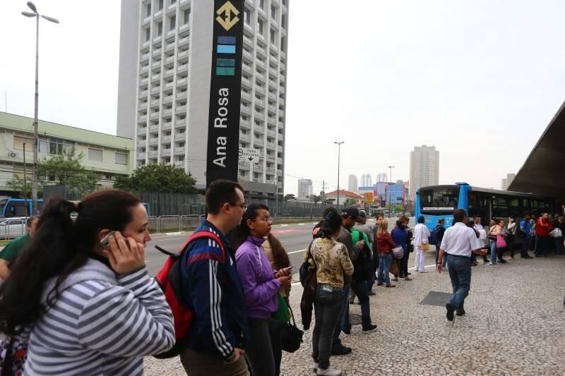 Joselma Lima, 26
anos, diarista, mora no Campo Limpo e trabalha no Alto do Ipiranga. Ela costuma pegar
ônibus e metrô e leva duas horas para fazer o trajeto entre um local e outro. Joselma sai de casa às 6h e chega às 8h no trabalho. No entanto, nesta sexta-feira, às 8h ela ainda estava no terminal Ana Rosa tentando pegar um ônibus. A diarista chegou da estação Paraíso a pé.


— O caos. Horrível! Vontade de chutar, chorar e de xingar todo mundo, mas o que adianta? Estou aqui ainda e já
era para estar no trabalho