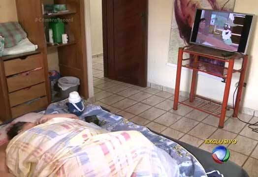 Segundo a mãe, Kalina deve estar com 360 kg. Por conta do
peso, ela passa dia e noite assistindo televisão. Entre os programas favoritos,
estão os desenhos animados

Debby Lagranha revela por que largou a fama e diz que não quer que a filha seja atriz
