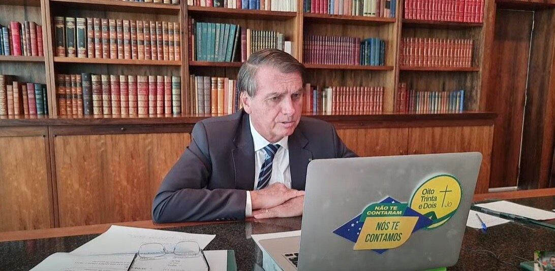 Presidente Jair Bolsonaro em transmissão ao vivo