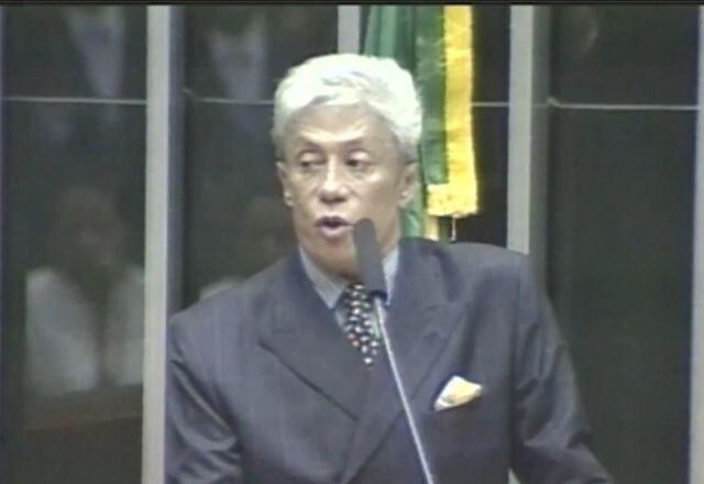 Renata Cândido Rodrigues, de 42 anos, foi cozinheira do apresentador e estilista Clodovil Hernandes. Além de estar desempregada, a mulher sofre com as sequelas de um AVC (Acidente Vascular Cerebral). Longe da família, ela foi acolhida por uma vendedora ambulante e está morando de favor em uma comunidade no Carandiru, em São Paulo. O Balanço Geral Manhã traz mais detalhes sobre essa história. Acompanhe!