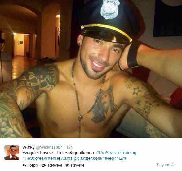 Depois da boa campanha na Copa do Mundo e as acusações que teria pulado a cerca do seu casamento, o argentino Ezequiel Lavezzi está no meio de outra polêmica, já que fotos suas e da sua mulher, Yanina Screpant, em momento íntimos foram divulgadas na web