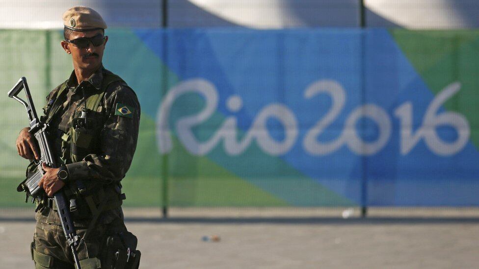 As ações terroristas também estavam na mira das agências de
inteligência. Os ataques, sobretudo do Estados Islâmico, causavam temor mesmo em
um país que não tem o histórico da covardia em nome do fanatismo. O medo levou à prisão supostos simpatizantes do terrorismo brasileiros. Eles continuam detidos até hoje