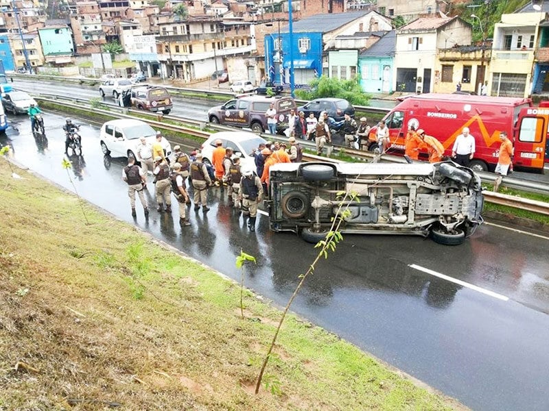 Militares que estavam dentro do veículo ficaram feridos após o acidente