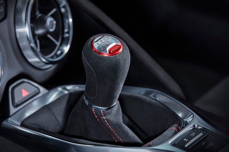 Para os que desejam se aventurar, a GM dispõe de
um câmbio manual de seis marchas