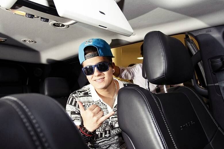 Luan Santana na retirada de seu jipão urbano Dodge Durango

Saiba tudo sobre carros! Acesse R7.com/carros
E confira os melhores preços de novos e usados em r7.icarros.com.br