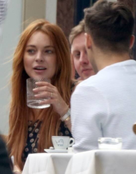 Lindsay, inclusive, só foi fotografada bebendo água