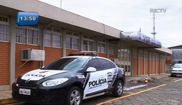 No dia seguinte, a mulher recebeu alta e estranhou o comportamento dos filhos. Depois que o homem foi trabalhar, eles contaram o que aconteceu. A mãe, então, procurou a polícia
