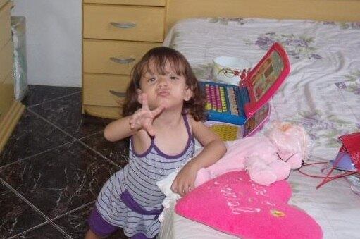 A menina Raphaela Oliveira
de Loiola, de dois anos foi enterrada por volta das 8h30 desta
quinta-feira (22),  no Cemitério de Campo Limpo Paulista, cidade a 62
km de São Paulo