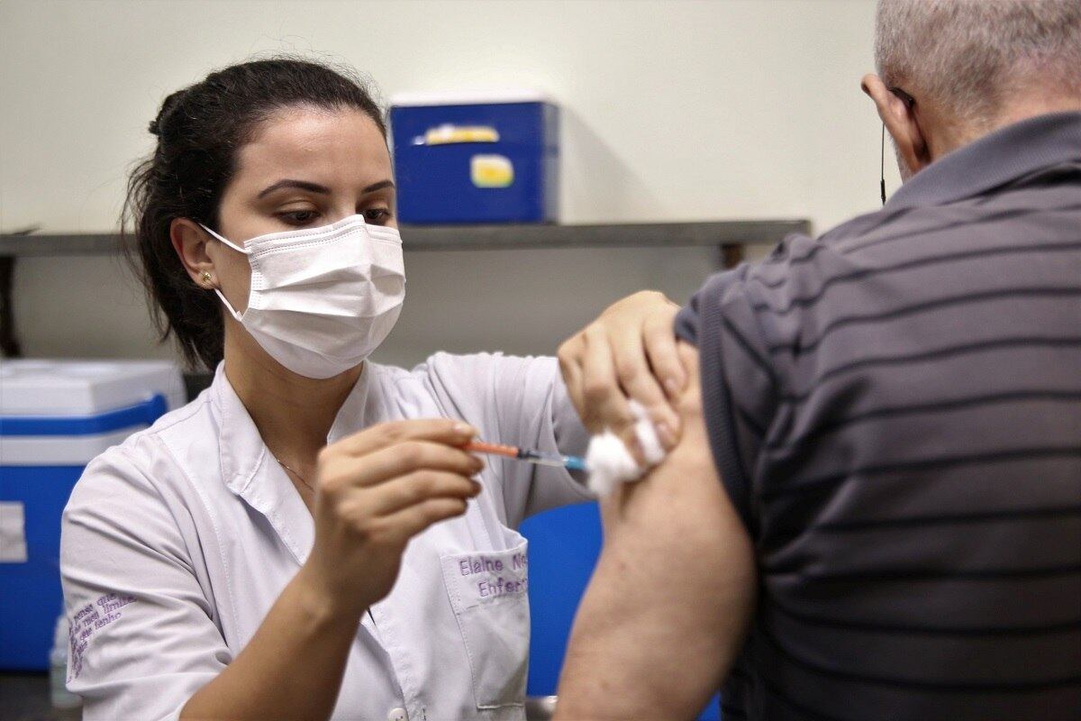 Profissionais da saúde receberão dose de reforço