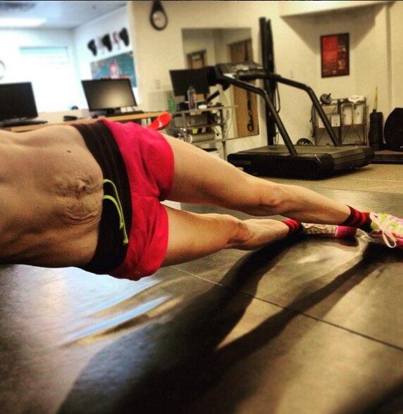 Segundo ela, o objetivo de postar fotos de seu corpo no Instagram é trazer mensagens positivas as mulheres de que é possível ter um corpo bonito, mesmo sendo mãe