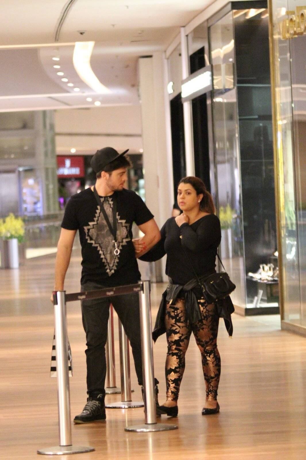 Preta Gil e Rodrigo Godoi passeando pelo shopping Village Mall, Rio de Janeiro