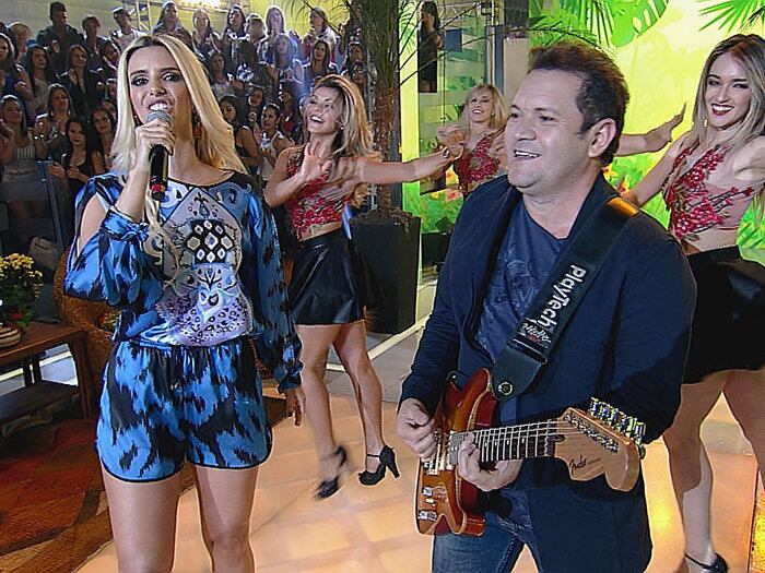 Geraldo Luís questionou sobre as vaias a Tabata. Vários portais noticiaram que a cantora teria sido vaiada
no primeiro show da banda e pediu a volta de Joelma. 

— Eu não ouvi essas vaias, eu ouvi na hora que o prefeito ou quando apresentador apresentou a banda alguém vaiou, mas não   foi a banda. A gente não estava no palco. Ela foi muito bem aceita, sim

+ Ximbinha desmente boatos e dá sua versão sobre a saída de Thábata da X-Calypso
+ Siga o Domingo Show no Twitter e receba todas as notícias do programa
+ Tem Instagram? Siga o Domingo Show



