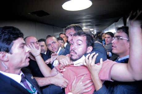 Confusão entre Feliciano e manifestantes acabou com dois presos quarta-feira
