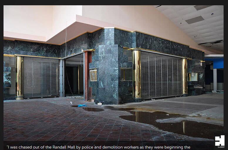 Os shoppings foram fechadas em 2008 e 2009. Lawless aproveitou para documentar o abandono dos locais antes de as equipes de demolição começarem seus trabalhos