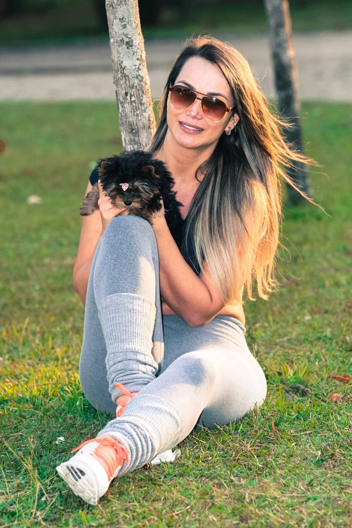 A gata foi clicada curtindo o ar puro do Parque do Ibirapuera, em São Paulo, na companhia da pequena Channel