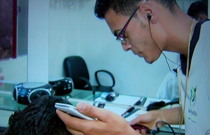 Designer "faz a cabeça" de clientes com cortes de cabelo inusitados