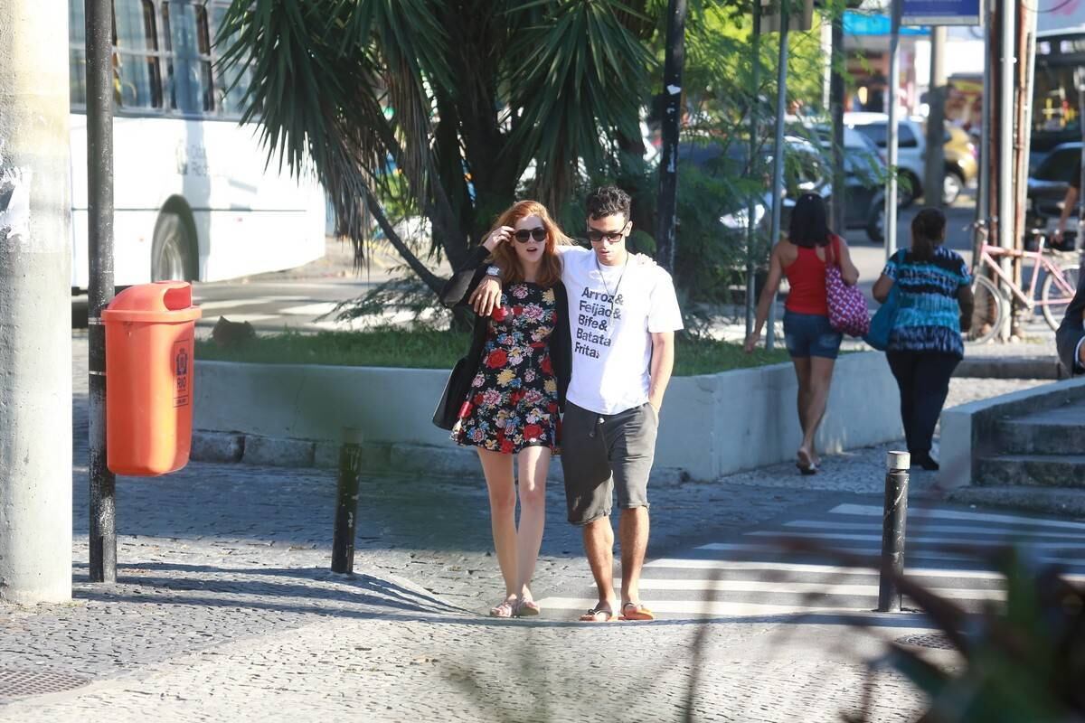 Sophia Abrahão e Sérgio Malheiros, que não assumem romance, são fotografados andando de mãos dadas