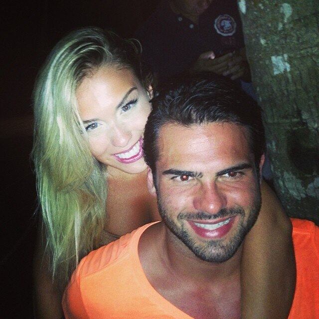 Carol Belli que namorou Bolinha, personagem anterior desta
galeria, fez recentemente o uso de sua rede social para publicar uma foto em
que aparece beijando e brincando com um rapaz chamado Danilo Andrade. A imagem
foi legendada com emoticom de coraçõezinhos. O candidato que agora preenche o
coração de Carol vira e mexe é chamado pela loira de “Príncipe Encantado"