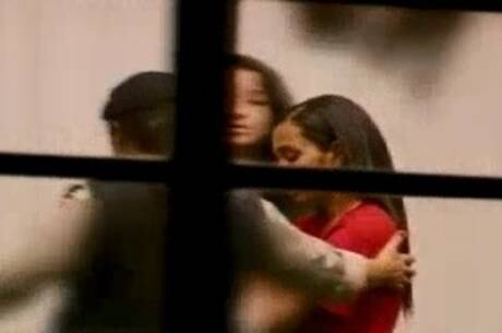 A mesma versão de arrependimento foi data pela advogada da mãe que doou o filho de apenas dois meses e ainda forjou o sequestro da criança em Belo Horizonte. De acordo com Claudineia Gonçalves, Renata Soares da Costa, de 19 anos, não vendeu o bebê e cometeu o crime em um momento de total desespero
— Ela está muito arrependida, muito abalada pela situação familiar dela, que só tem 19 anos. Está com depressão, o que vamos provar durante o inquérito. Ficou desorientada e resolveu doar o bebê