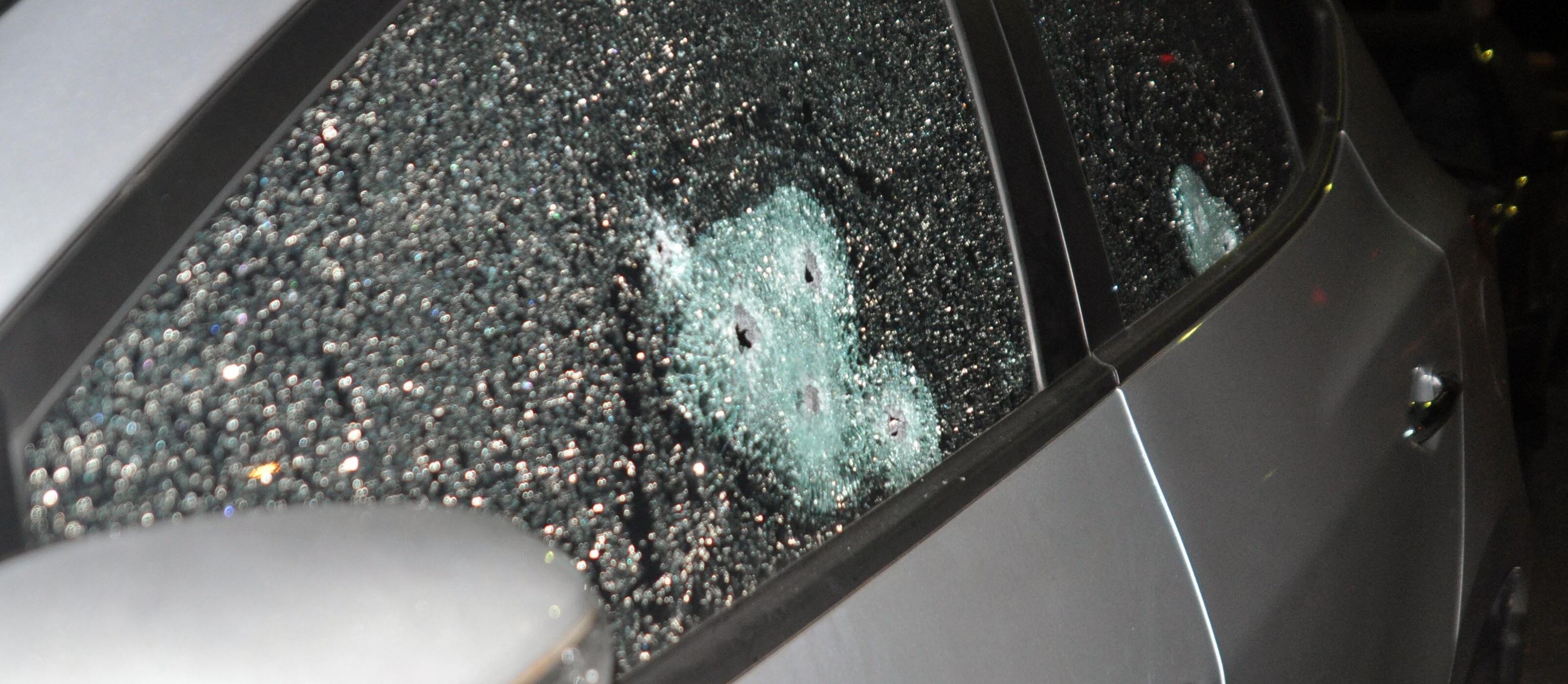 Suspeitos trocam tiros com a polícia após sequestro-relâmpago. Um ficou ferido e outro foi preso