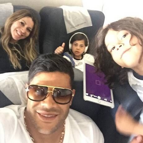 Hulk fez o mesmo: reuniu a mulher e os filhos e deixou a Rússia para curtir as férias no Brasil