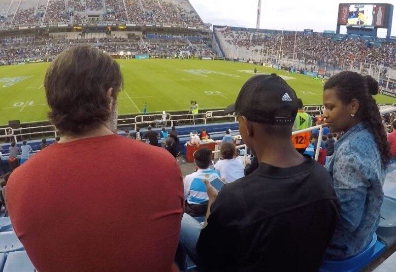 Além de conhecer um de seus grandes ídolos, o cantor Péricles, João vai ganhar uma viagem para Buenos Aires, na Argentina, para assistir a um jogo entre a seleção daquele país e o time de rugby da Nova Zelândia, os lendários All Blacks, atuais campeões mundiais 
