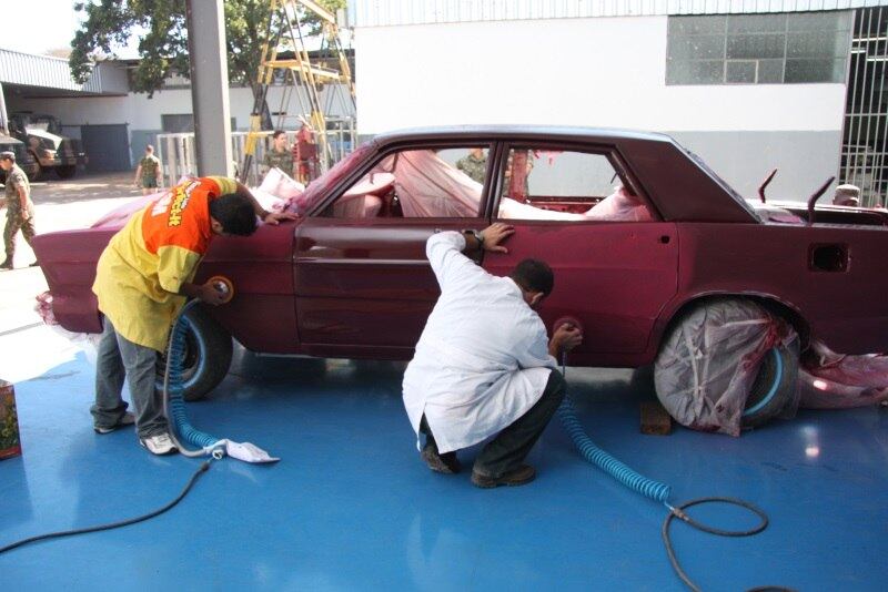 Além de militares do exército, houve também a colaboração de
fãs do automóvel, principalmente na ajuda para a procura de peças que pertenceram
ao modelo, que parou de ser fabricado há 32 anos. Foi
feita uma recuperação da pintura, que também ganhou polimentos especiais para
que fosse conservado