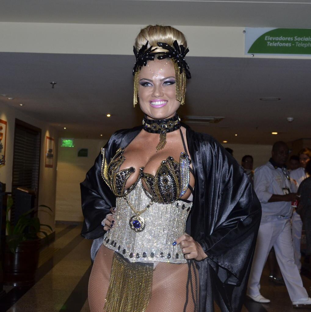 Ellen Roche curte terceiro lugar da Rosas de Ouro no desfile das campeãs de São Paulo