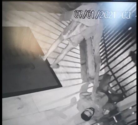 Imagem mostra suspeita agredindo a vítima