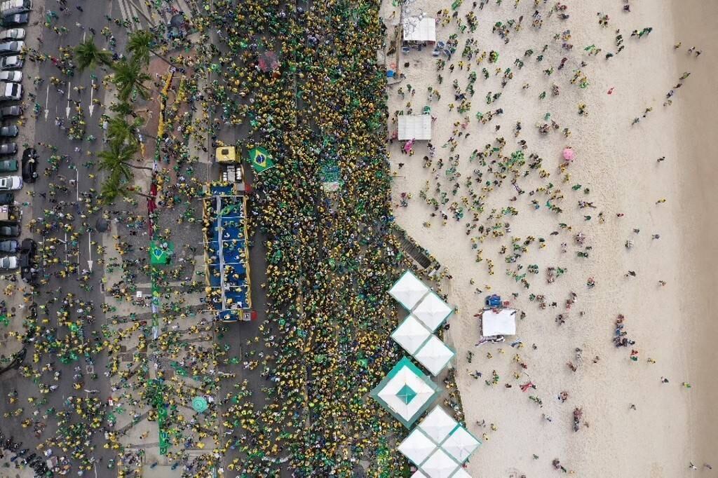 Aerial view of a demonstration to support Brazilian President Jair Bolsonaro amidst Brazil's Independence Day, at Copacabana beach in Rio de Janeiro, Brazil, on September 7, 2021. Fighting record-low poll numbers, a weakening economy and a judiciary he says is stacked against him, President Jair Bolsonaro has called huge rallies for Brazilian independence day Tuesday, seeking to fire up his far-right base.
MAURO PIMENTEL / AFP