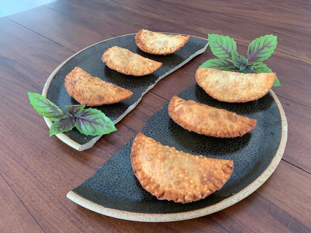 Chef Carolina Fadel ensina a fazer um delicioso pastel com ingredientes mineiros