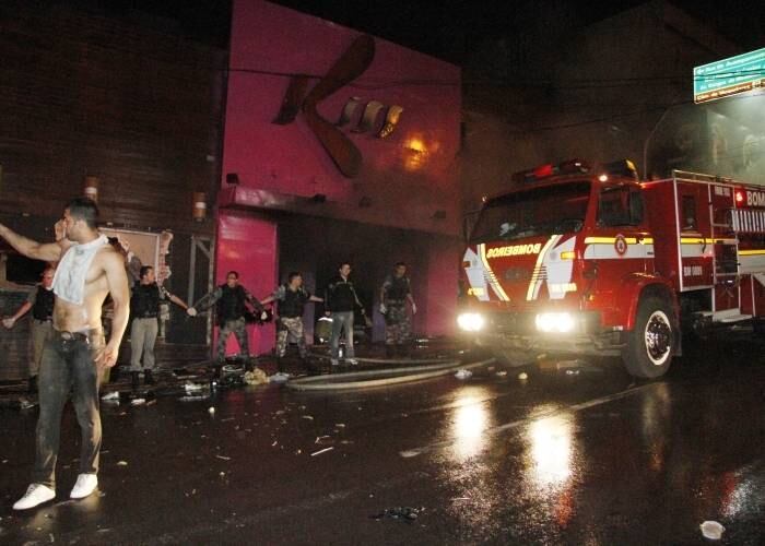 Por volta das 2h daquele domingo, um sinalizador, acendido
por um músico da banda Gurizada Fandangueira, deu início ao fogo, que se
espalhou rapidamente pela espuma de isolamento acústico da casa. Cerca de 800 pessoas
estavam dentro da boate na hora em que o incêndio começou. A maioria das mortes
foi causada por asfixia, devido à fumaça tóxica 
