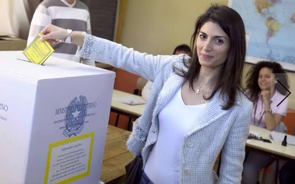 A advogada de 37 anos Virginia Raggi pode se tornar a primeira mulher a assumir a Prefeitura de Roma, na Itália, se vencer o segundo turno das eleições municipais locais, em 19 de junho. Seu adversário é Roberto Giachetti, do PD (Partido Democrático)
