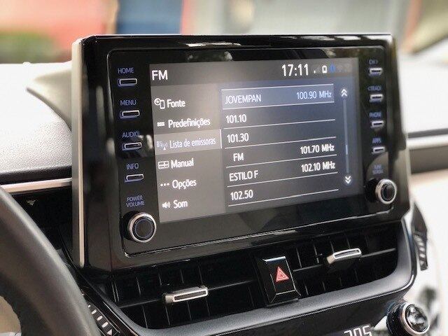Multimídia tem oito polegadas, é bem conectada, mas abusa de botões físicos no equipamento