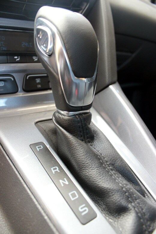 Câmbio sequencial powershift de seis velocidades permite trocas manuais pelo botão à esquerda da manopla, que mistura couro e aço escovado

VEJA TAMBÉM:
Aceleramos o novo Ford Focus, mais moderno, potente e 'salgado' na terceira geração

Saiba tudo sobre carros! Acesse www.r7.com/carros
