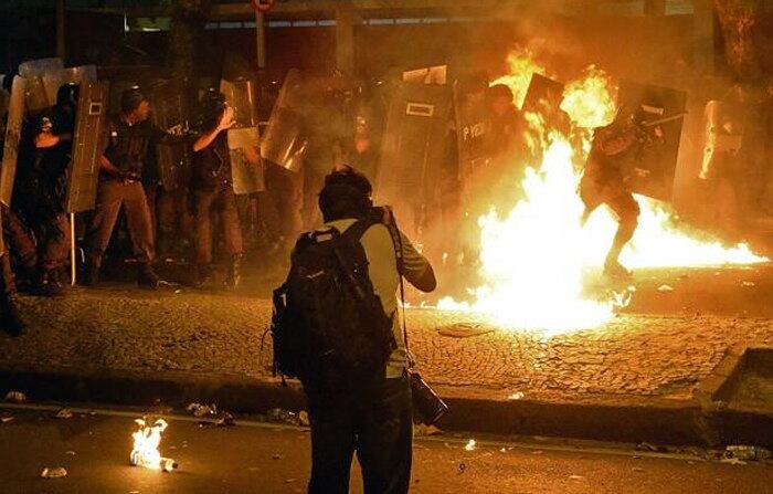 Um grupo de policiais foi atingido por um explosivo do tipo coquetel molotov. Os agentes reagiram com bombas de gás lacrimogêneo e balas de borracha