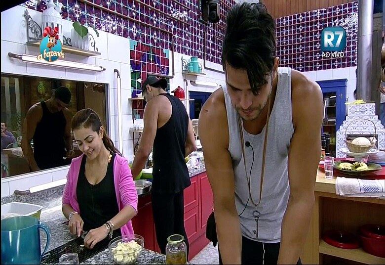 Marcelo Bimbi disse que rasparia o cabelo caso pegasse piolho.

— Se eu pegar piolho, raspo meu cabelo na hora!

+ Assista ao vídeo aqui
+ Li diz para JP sobre traição: "Se a gente não sabe, não dói"
+ Douglas pede desculpas para Rebeca mas avisa: "Vou pedir desculpas, mas eu quero ela"
+ Quelynah fala sobre crise de depressão e revela ter medo de Douglas: “Eu acho que ele bate, pode até ser em mulher”
+ “Erros” de Douglas e “jogo” de Marcelo são temas de Luka e Rebeca
+ Douglas Sampaio revela que falhou na primeira vez: "Foi horrível. Eu fiquei com medo"
+ Douglas e Rayanne dividem o mesmo chuveiro e esbanjam muita beleza na noite deste domingo (25)

